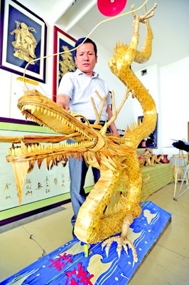 2013片“?！弊主[片拼出5米祥龍 多功能茶臺(tái)亮相黃三角早報(bào)數(shù)字報(bào)刊